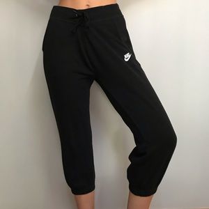 Black nike cropped sweatpants